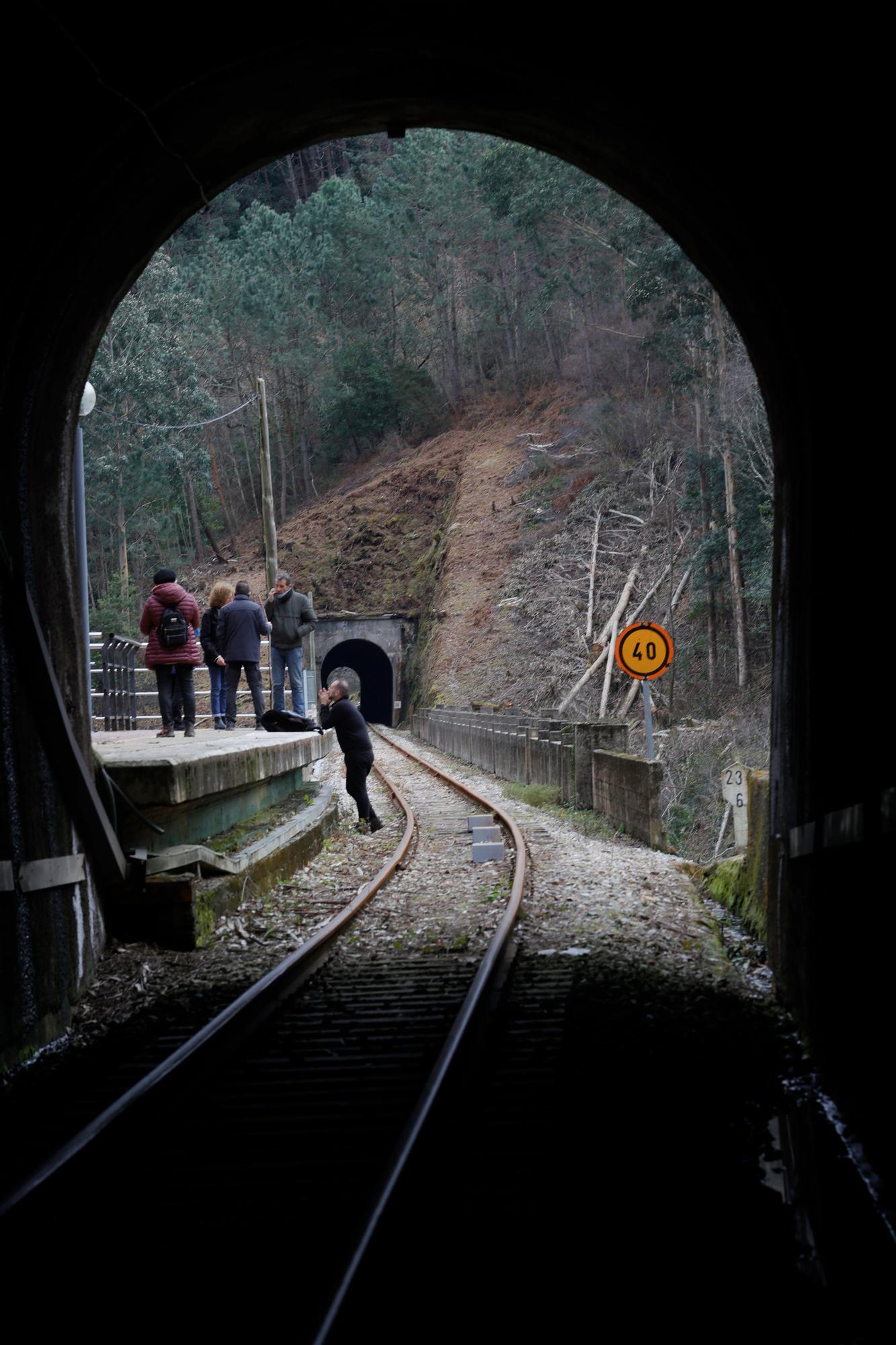 EN IMÁGENES: Un grupo de vecinos de Cudillero protagoniza una "medición irónica" para "informar" a Renfe y Adif de las dimensiones "reales" de un túnel de Feve.