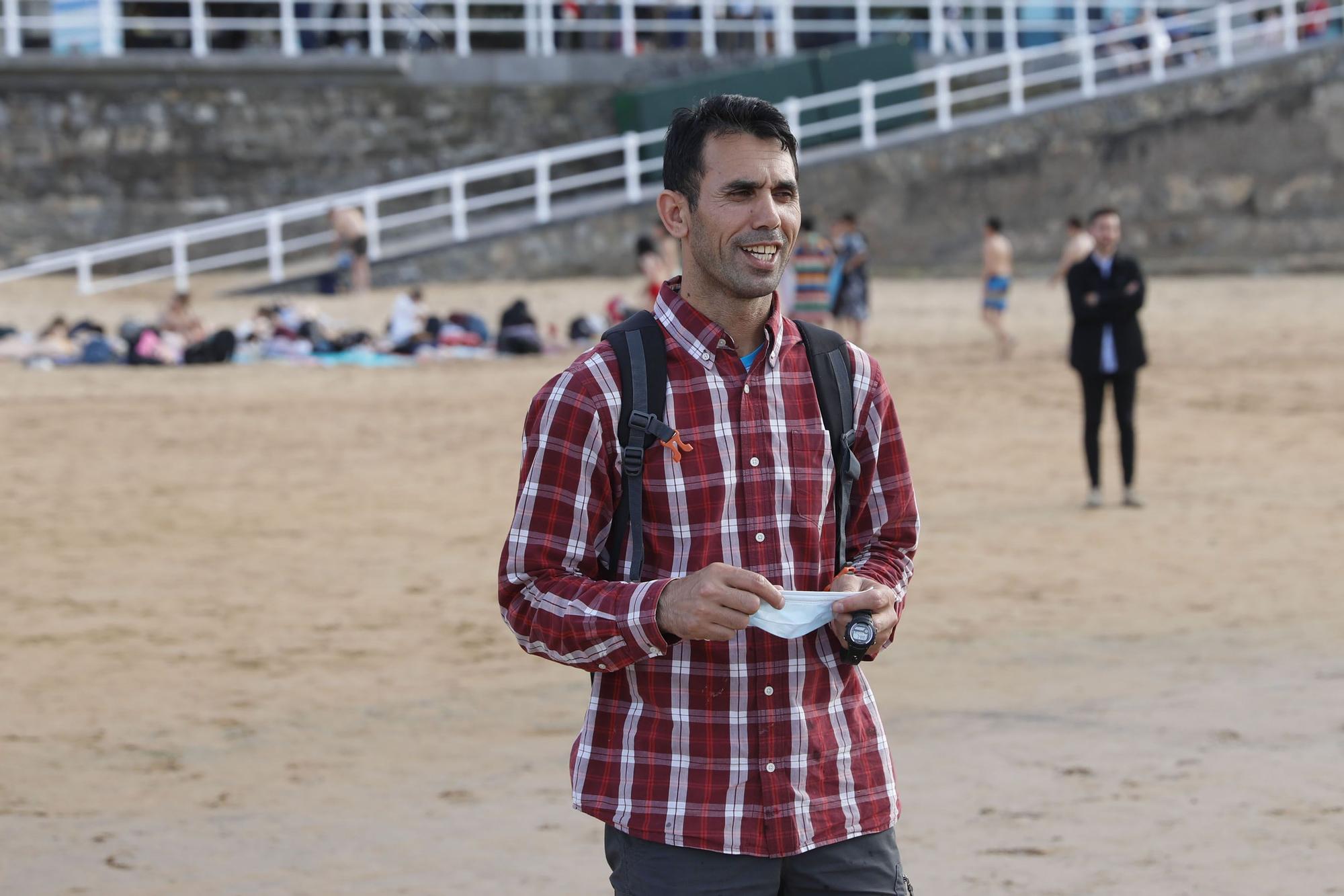 En imágenes: El expolicía afgano Tahir se reencuentra con su familia, que ve por primera vez el mar en Gijón