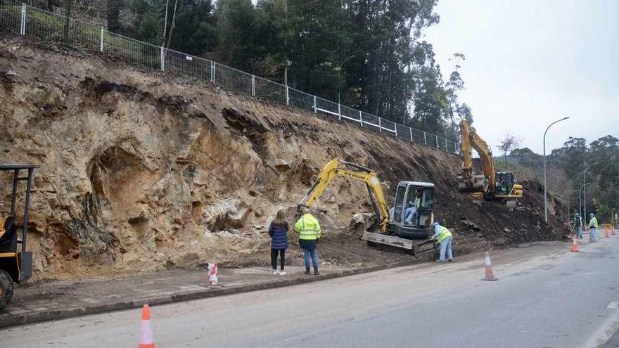 Un muro contra los desprendimientos  |  Avanzan los trabajos de emergencia para levantar un muro de contención de seis metros de alto en la avenida de Buenos Aires, en el acceso al barrio de Monte Porreiro, destinado a evitar derrumbes y desprendimientos del talud desde la calle Holanda. Ya se han producido accidentes de este tipo, en especial cuando llueve de forma intensa. Se trata de prolongar 140 metros de longitud más un muro de unos 30 que ya se levantó en 2014. Para ello, se trabaja en retirar la tierra del talud y de inmediato se realizarán las cimentaciones. El presupuesto supera los 317.000 euros.