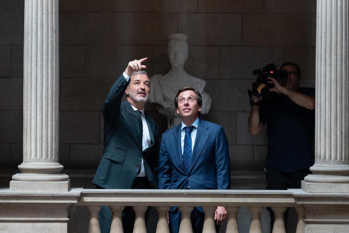 Archivo - El alcalde de Barcelona Jaume Collboni (i) y el alcalde de Madrid José Luis Martínez-Almeida (d), a su llegada a una reunión en el Ayuntamiento de Barcelona, a 10 de julio de 2024 en Barcelona, Catalunya (España).
