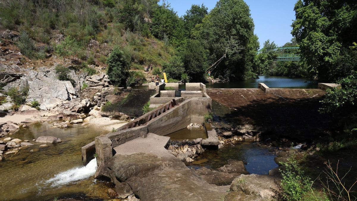 Estado del río Lérez, en una situación de probable emergencia por sequía, a la altura de la estación de bombeo de Monte Porreiro.