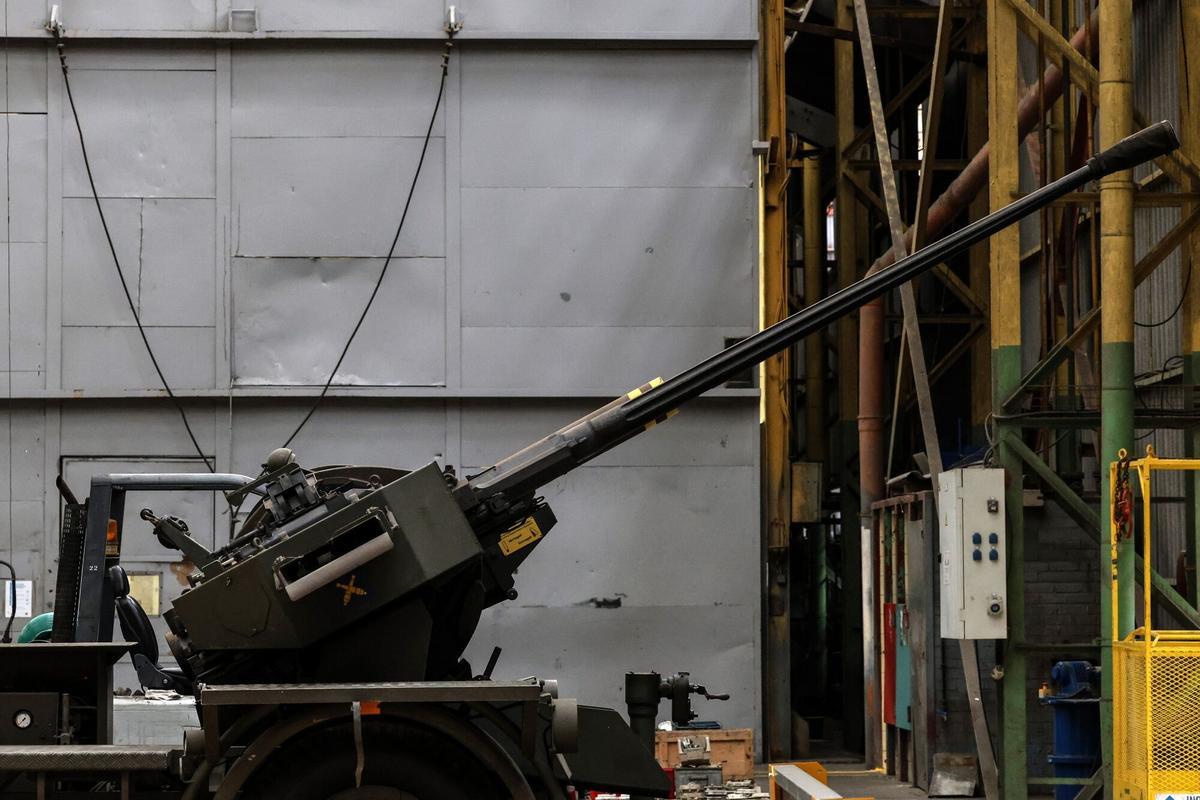 Líneas de tanques Leopard 1 de fabricación alemana en un hangar de OIP Land Systems SA en Tournai, Bélgica