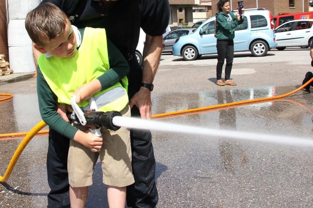 Visita de las teresianas a los bomberos