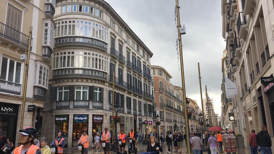 Ya han instalado los primeros postes para las luces de Navidad en el centro de Málaga.