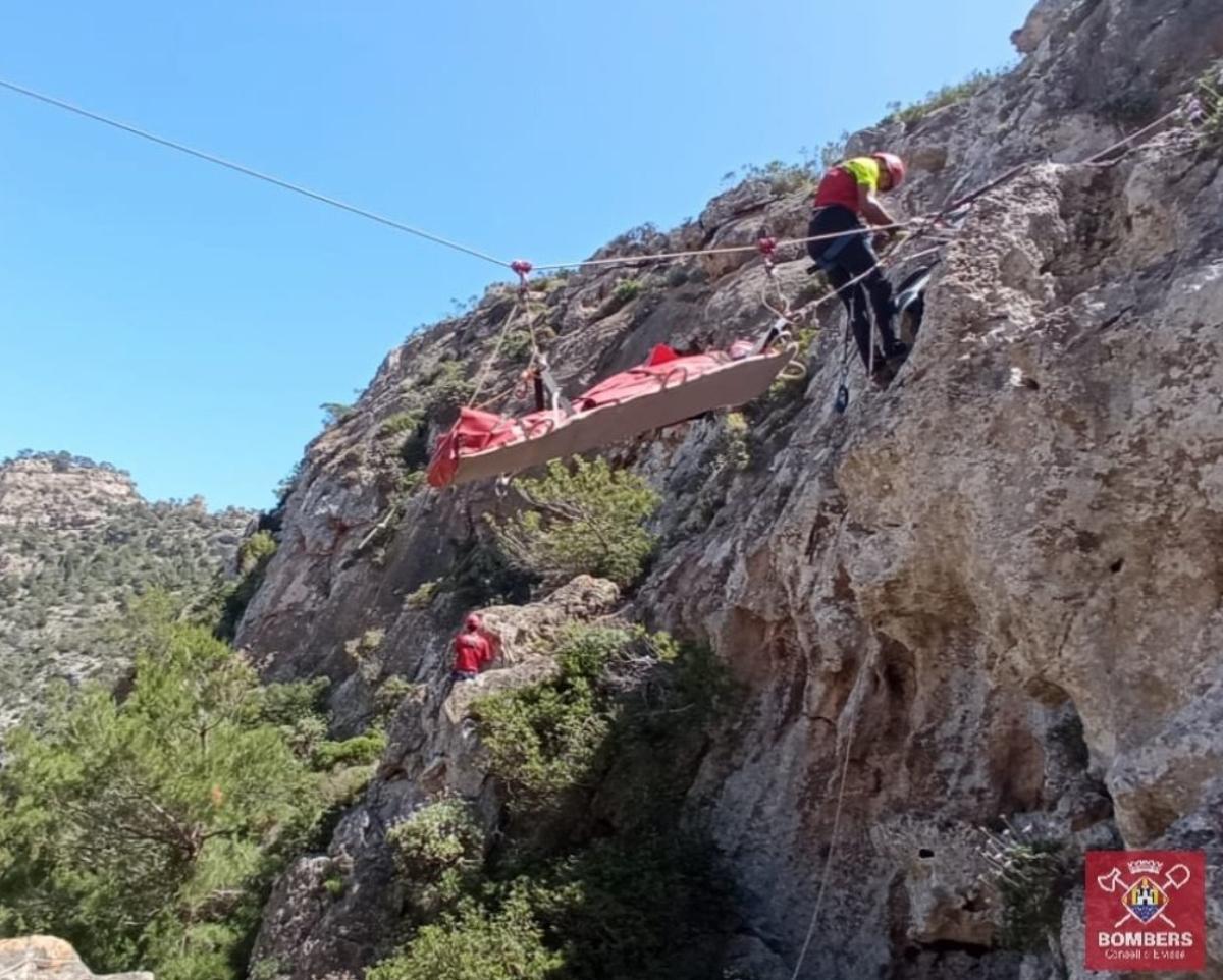 Un momento del rescate en ses Balandres.