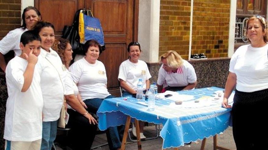 Mesa informativa de la asociación Afibrolan, ayer, en la Calle Real de Arrecife.