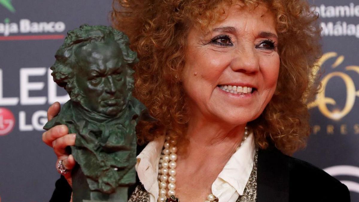 Sonia Grande, con su premio Goya en 2020.