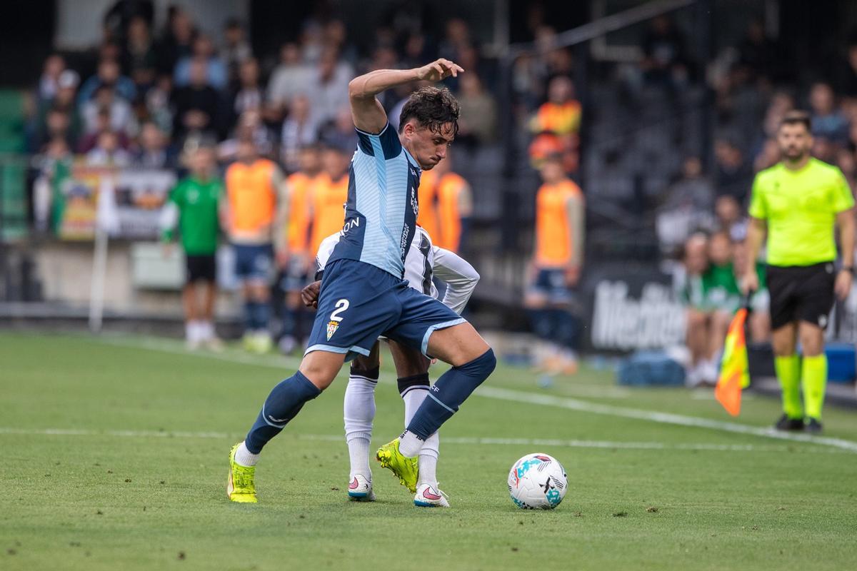 Ignasi Vilarrasa protege el esférico durante un lance del Castellón-Córdoba CF.