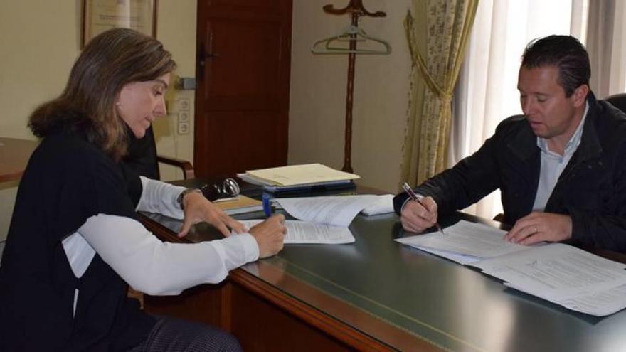 Moreno y Bestué firman el contrato del Plan director.