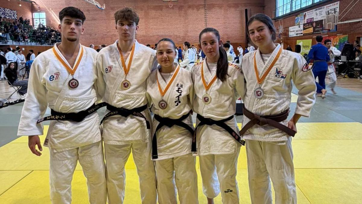 Cinc dels medallistes del Centre, amb els seus premis