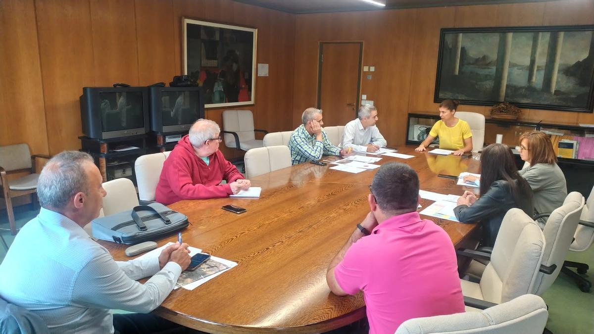 Reunión en la Delegación de la Junta para crear la oficina de atención a los afectados por el incendio de la Sierra de la Culebra, en Villardeciervos y Zamora