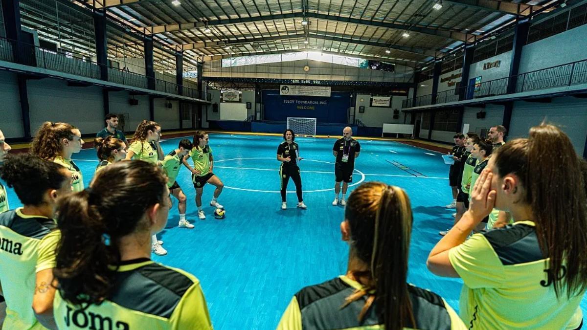 Clàudia Pons da instrucciones al equipo ya en FIlipinas