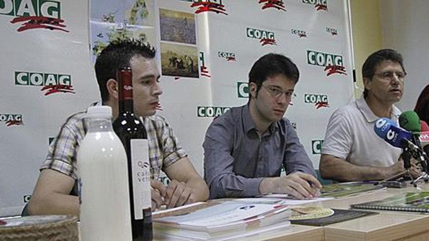 Salvador Roncero, de Juventudes Agrarias; Ricardo Ibarra, presidente del Consejo de la Juventud y Miguel Blanco.