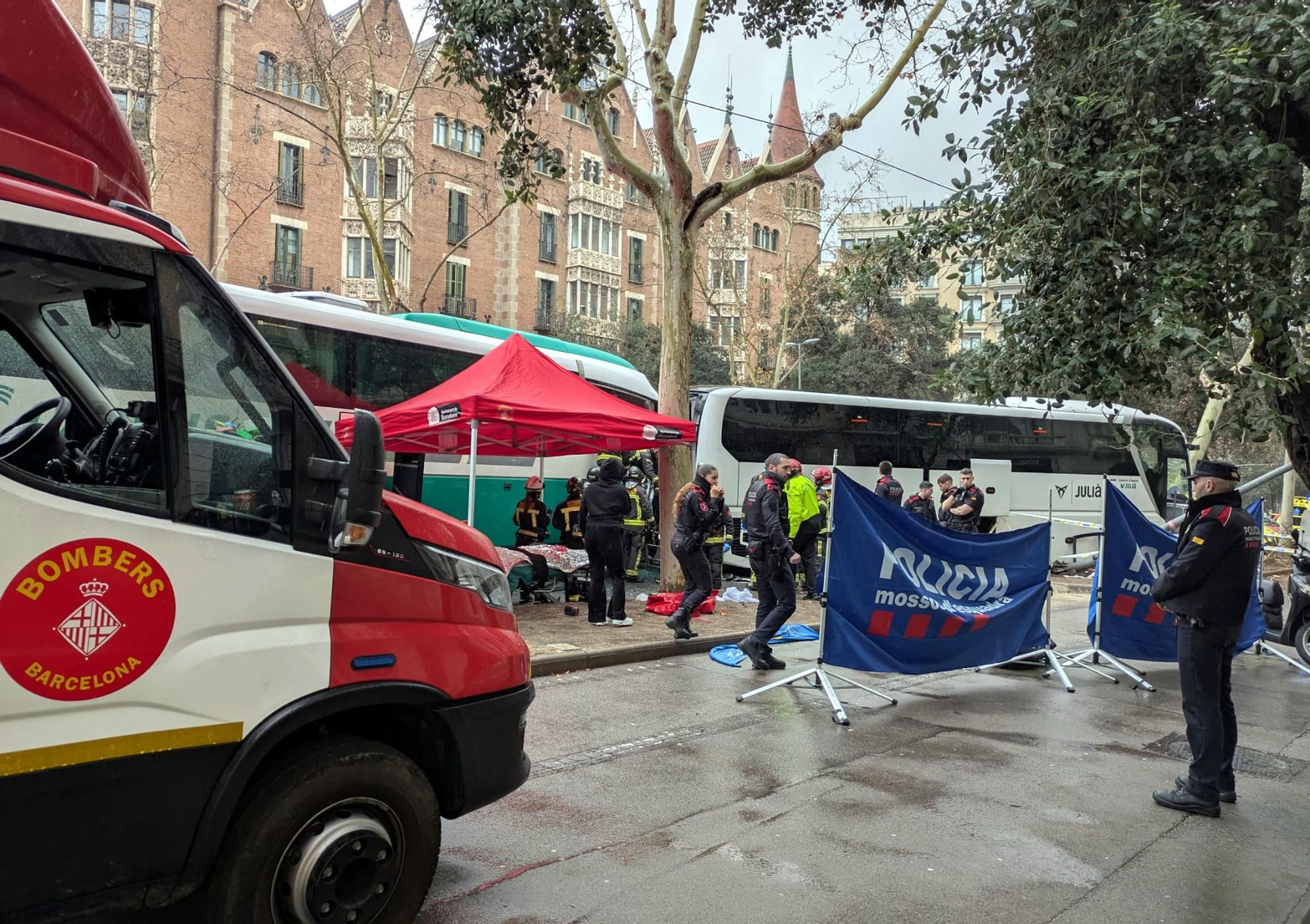 Les fotos del xoc entre dos autocars a Barcelona