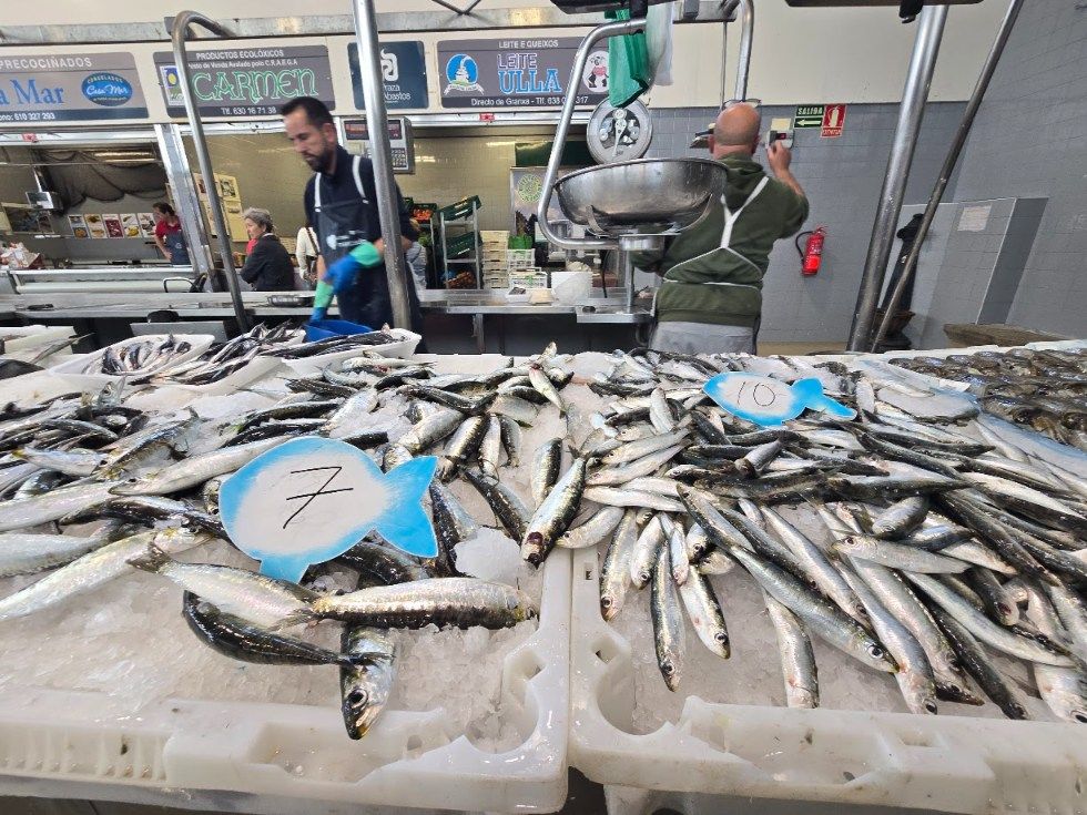 Venta de sardina en la plaza de abastos de Vilagarcía, ayer.