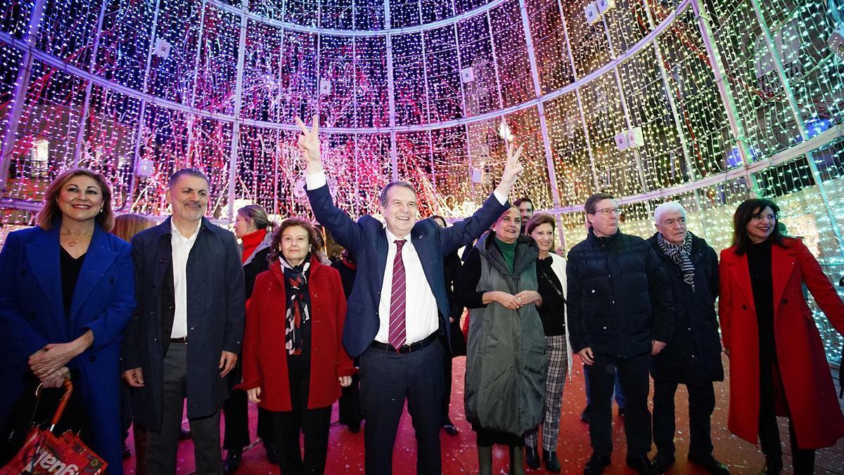 Momento del encendido del alumbrado de Vigo, en las Navidades de 2022, con el alcalde Abel Caballero alzando los brazos