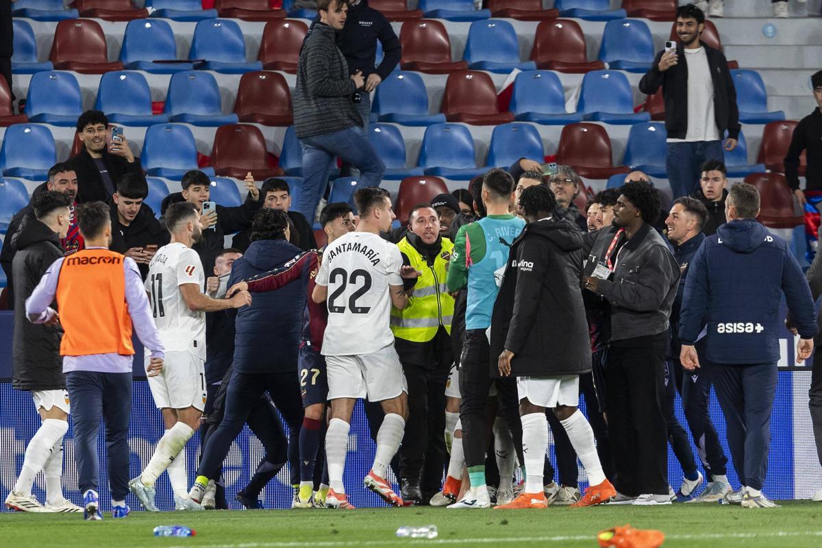 Imágenes de la tangana final del derbi Levante UD - Valencia CF
