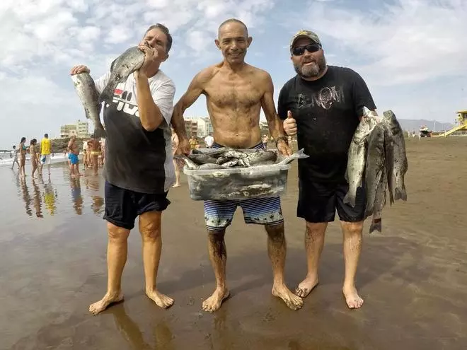 Recogida del chinchorro y teatralizacion de la venta del pescado en la Playa de Melenara