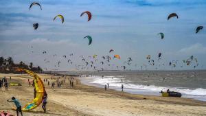 Una foto del folleto puesta a disposición por el Gobierno de Ceara muestra a los kitesurfistas mientras participan en un intento de récord mundial Guinness en la playa de Cumbuco en Ceara, Brasil.