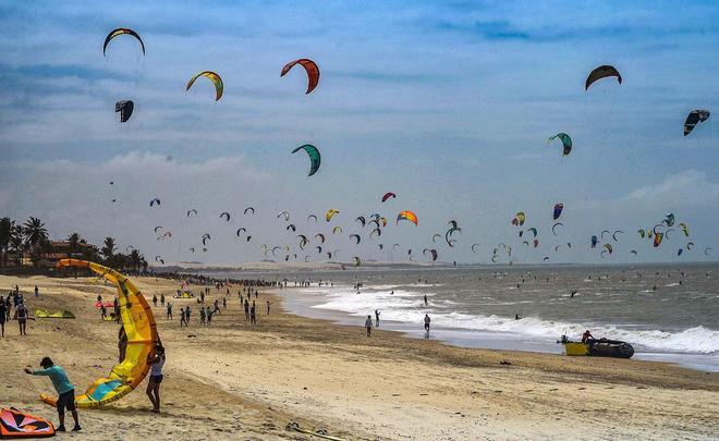 Una foto del folleto puesta a disposición por el Gobierno de Ceara muestra a los kitesurfistas mientras participan en un intento de récord mundial Guinness en la playa de Cumbuco en Ceara, Brasil.