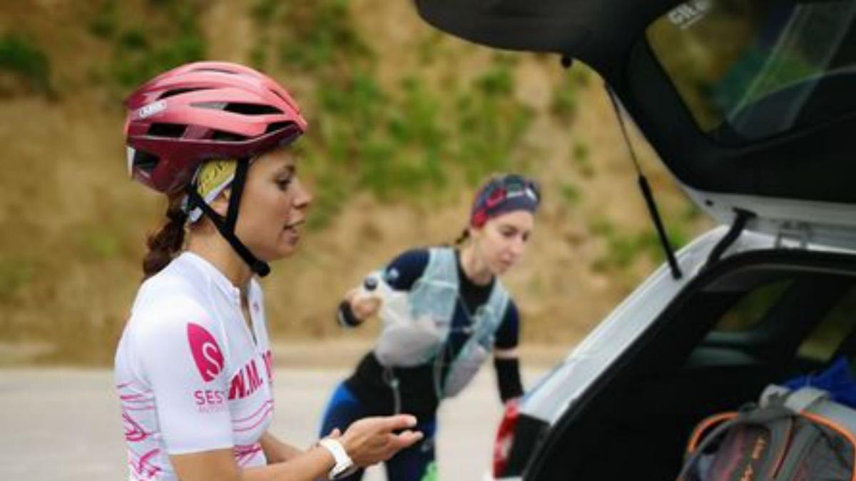 Natalia Mastrota se prepara para cambiar la bicicleta por las zapatillas de correr.