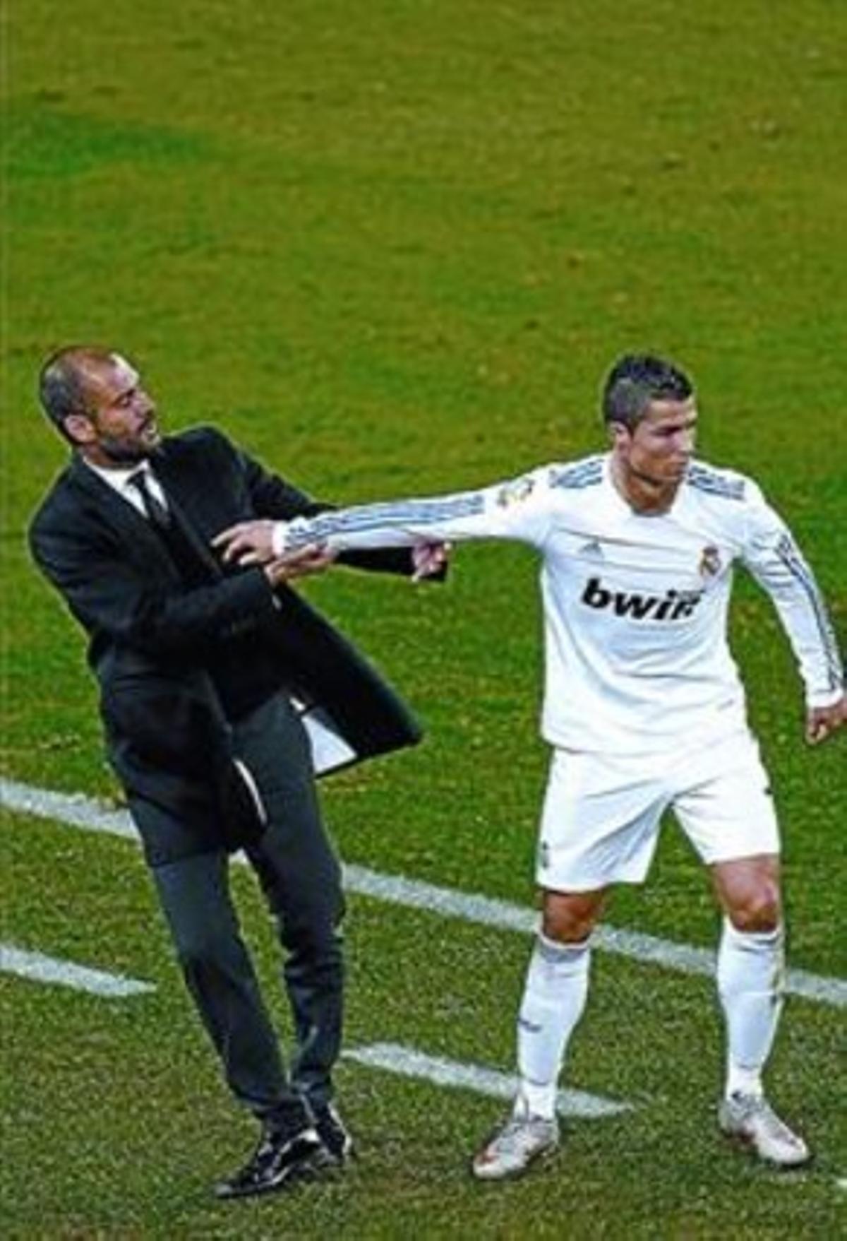 Ronaldo empeny Guardiola durant el partit. Ronaldo empeny Guardiola durant el partit.