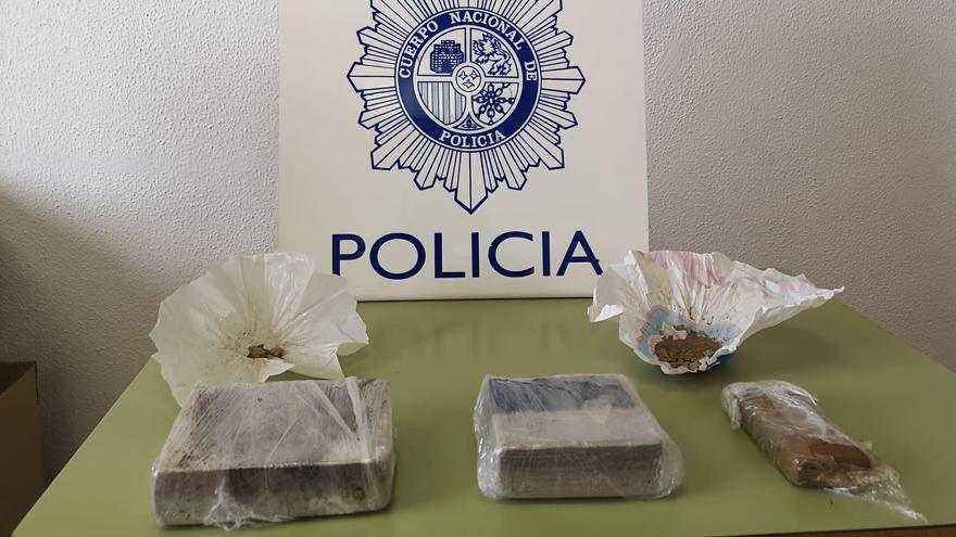 Dos detenidos y un kilo de heroína incautado en una operación policial en Elda