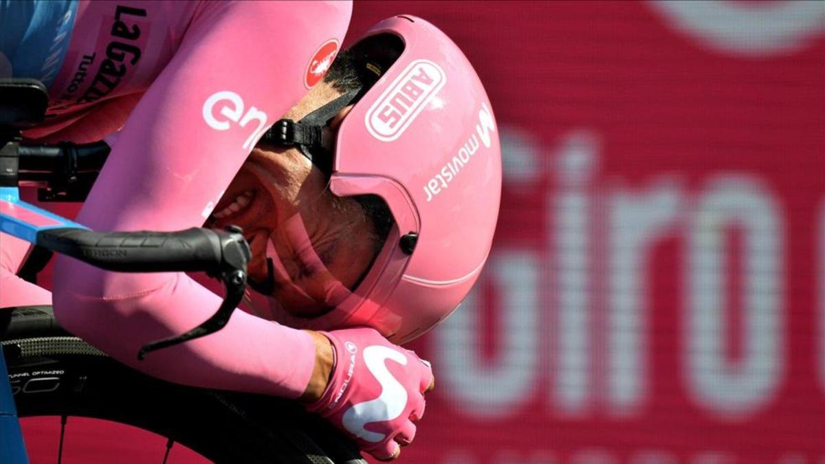 Carapaz luciendo el maillot rosa de campeón del Giro