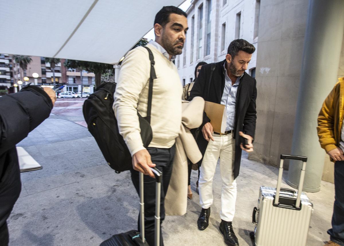 Carlos Garrido, a la izquierda, al llegar con su abogado al Palacio de Justicia de Alicante.