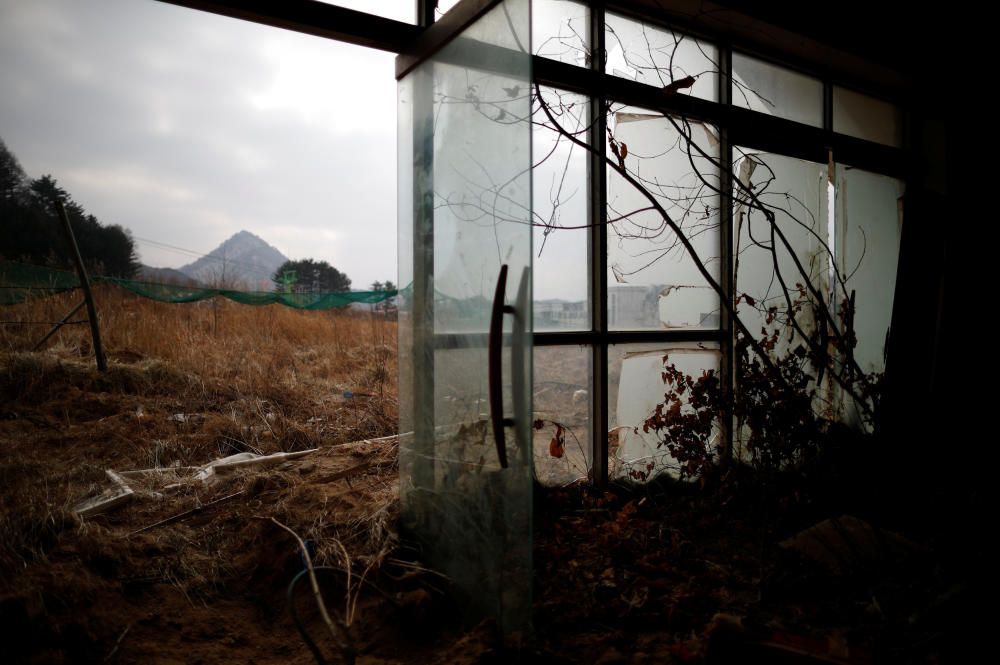 L'aspecte fantasmagògric predomina a les instal·lacions abandonades de l'estació d'esquí Alps Ski Resort, a Corea del Sud, tancat des del 2006.