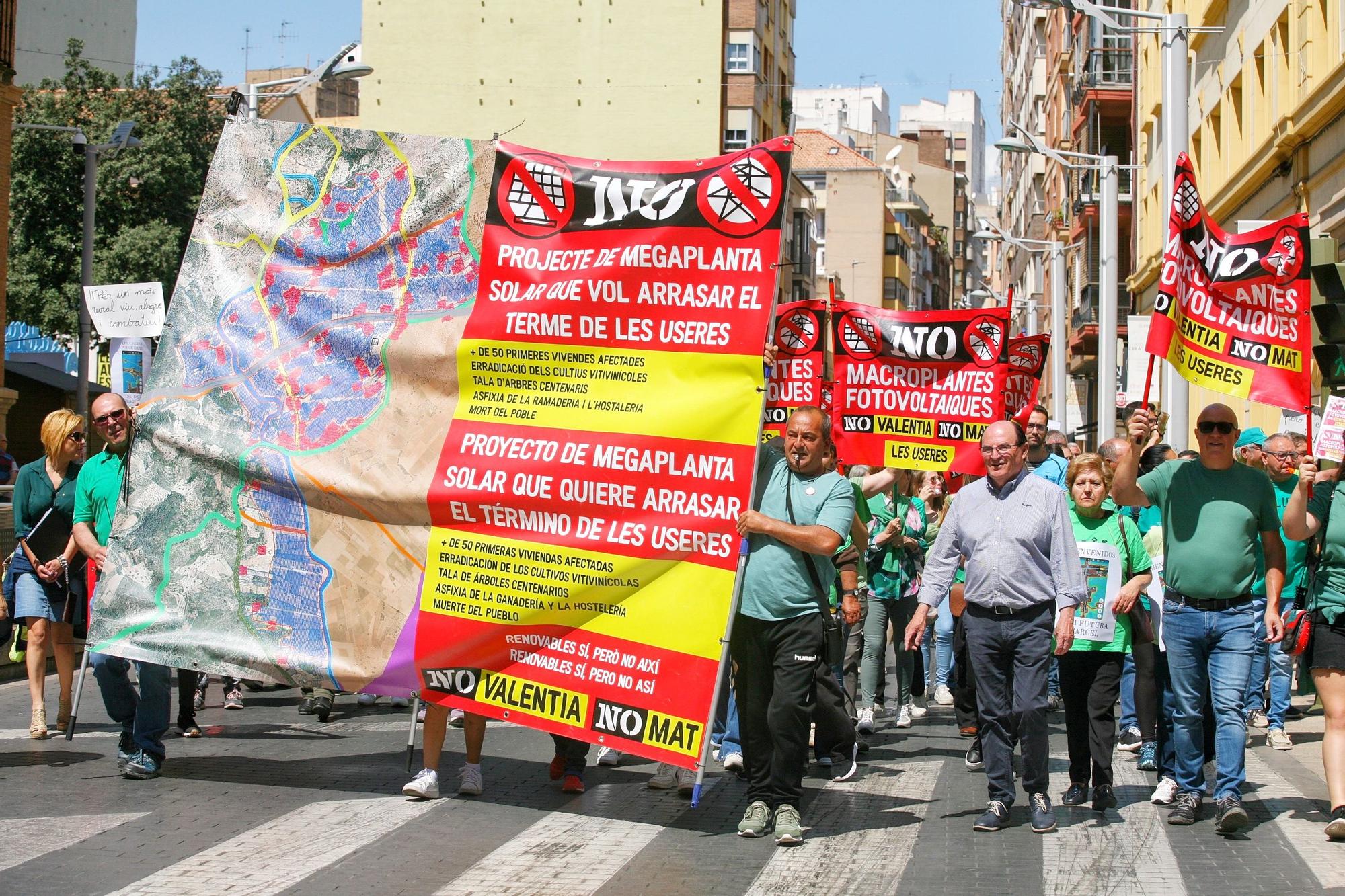 Una marea verde de 52 tractores y 700 personas grita en Castelló no a las macroplantas solares