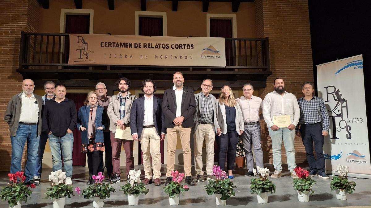 Foto de los premiados con las autoridades y los miembros del jurado.
