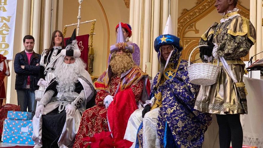 Sus majestades los Reyes Magos, durante la entrega de juguetes organizada por el Cautivo.