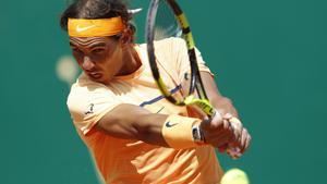 Spain’s Rafael Nadal returns the ball to Britain’s Aljaz Bedene during their Monte-Carlo ATP Masters Series Tournament, on April 13, 2016 in Monaco.   AFP PHOTO / VALERY HACHE