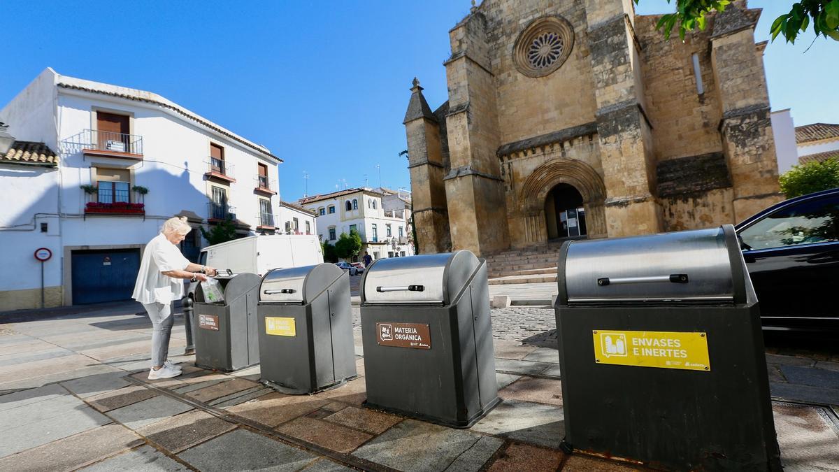 Contenedores frente a la Iglesia Santa Marina.