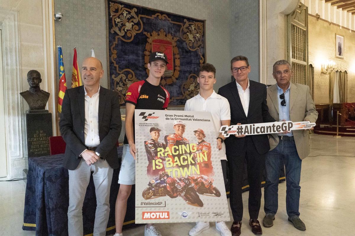 Gobert, Ortolá, Holgado, Berenguer y Fernández posan en la presentación del Gran Premio Motul de la Comunitat Valenciana en el Ayuntamiento de Alicante.