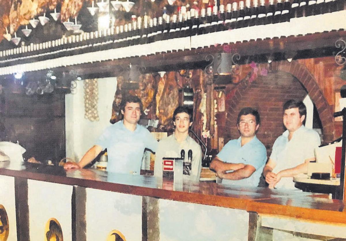 4De izquierda a derecha, Juan Luna, Juanma Quintana, Paco Viñolo y Mariano Martín, en 1982 en El Refectorium