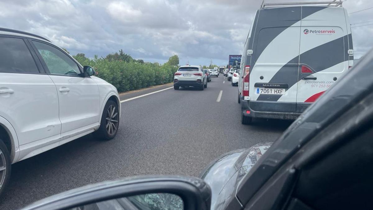 Vehículos atascado en la entrada a Palma de la autopista de Inca.