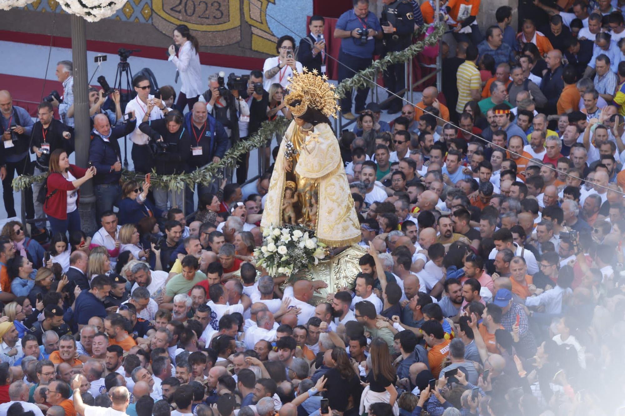 Muchos valencianistas acompañan a la Virgen de los Desamparados en su Traslado