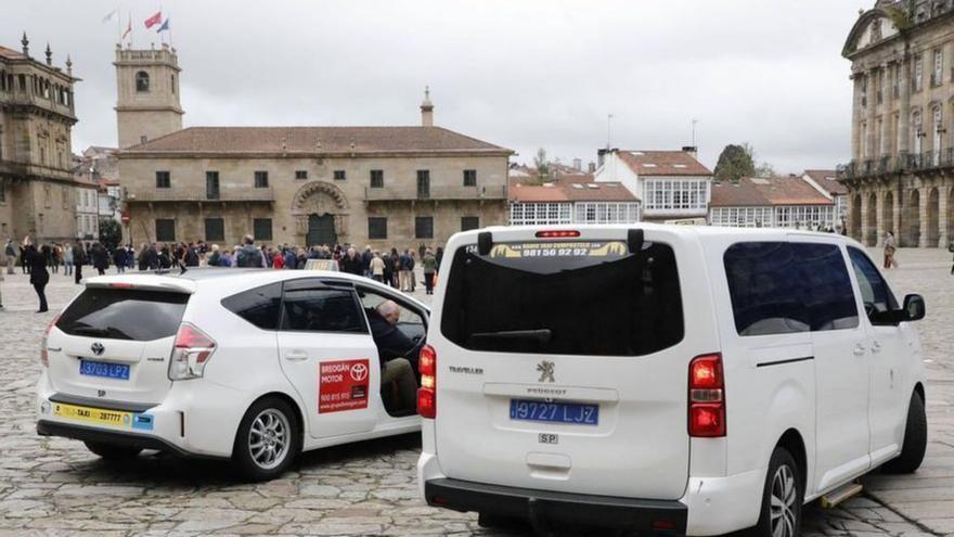 Dos taxis de Santiago en la plaza del Obradoiro