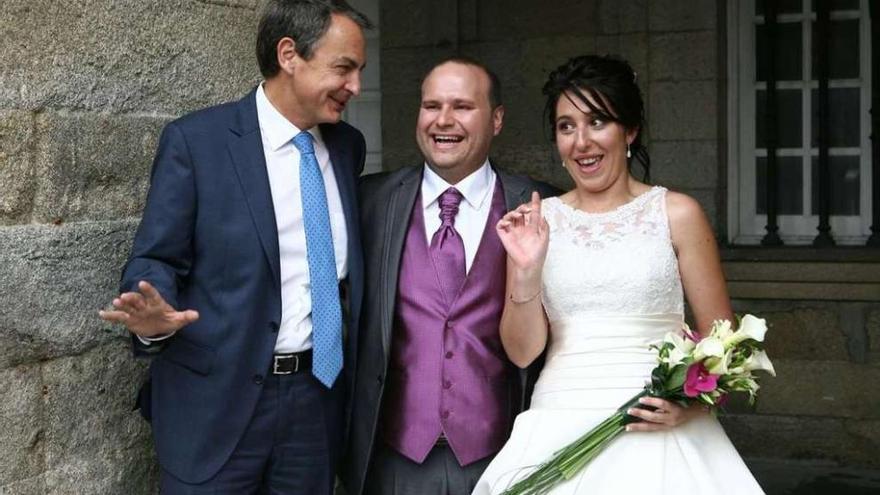 El presidente Zapatero con los estradenses Carlos Aller y Eva María Abalo, en Santiago.