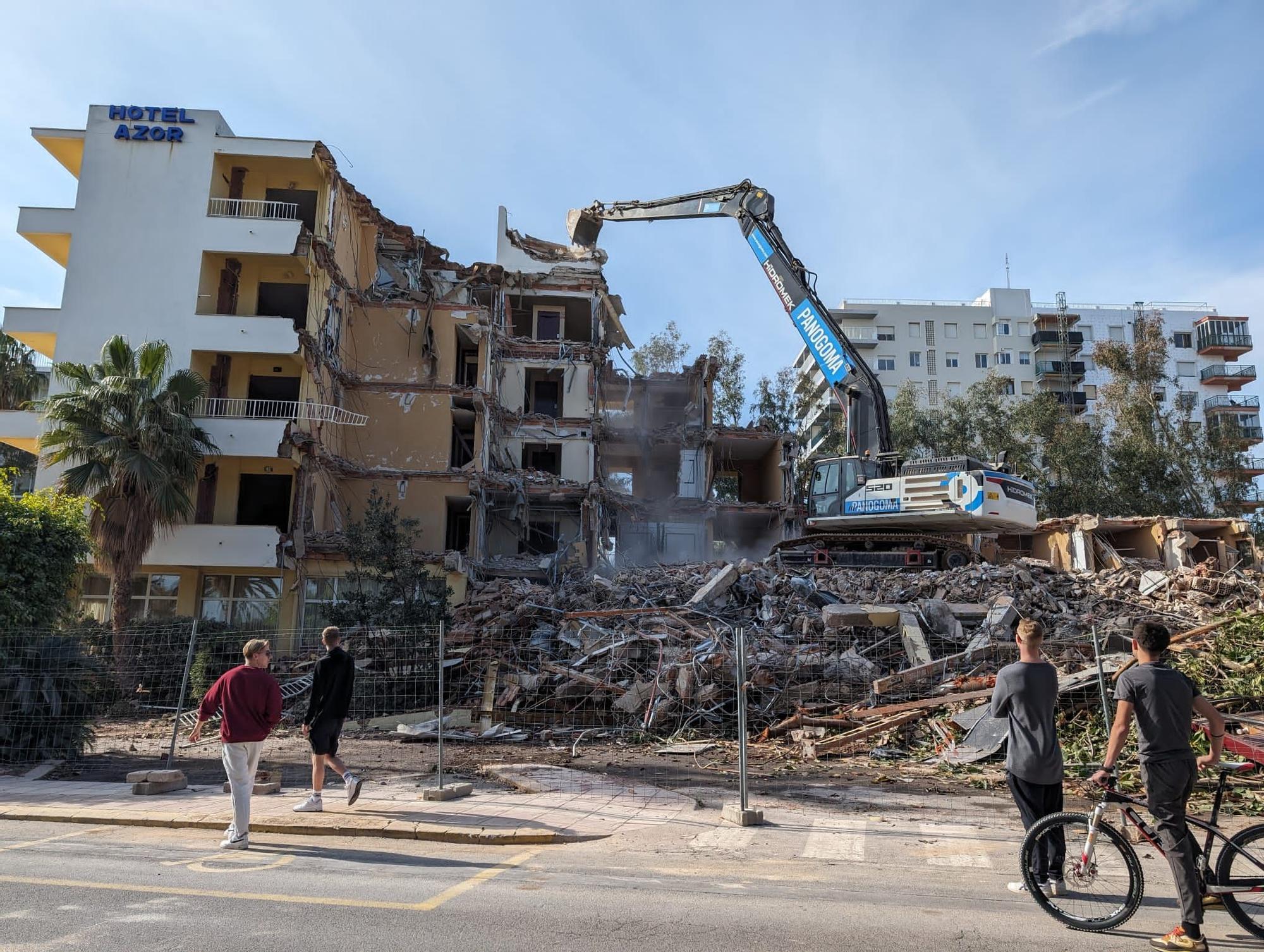 Las fotos del derribo del hotel Azor en Benicàssim