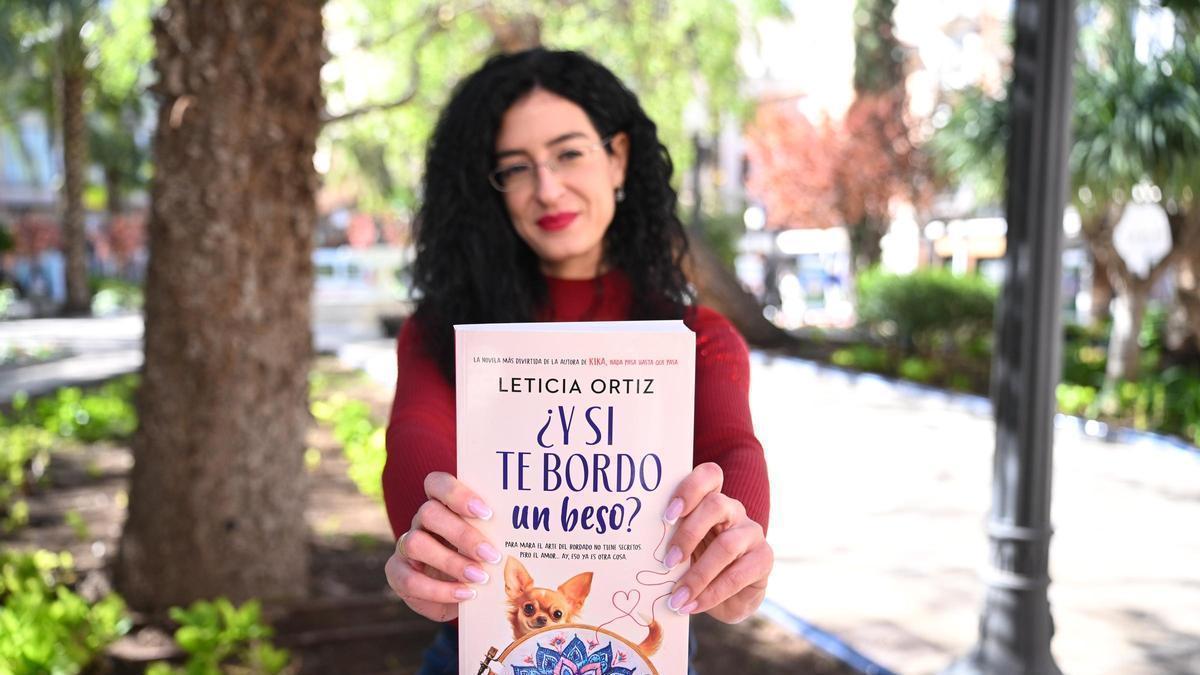 La escritora ilicitana Leticia Ortiz presenta su nueva novela "¿Y si te bordo un beso?"