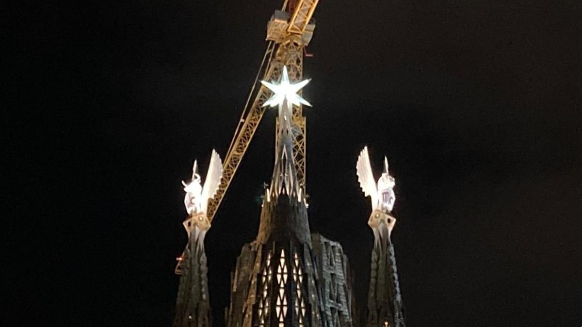 Iluminadas las torres de los Evangelistas, Lluc y Marc, de la Sagrada Família