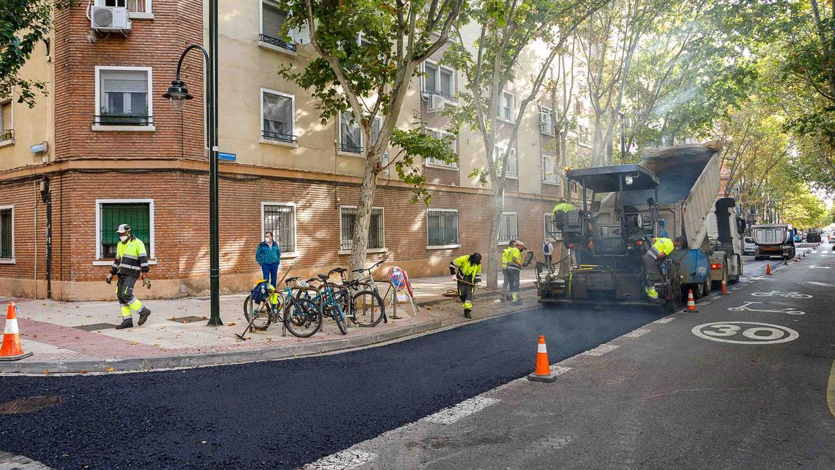 Asfaltado de la calle Compromiso de Caspe el pasado mes de noviembre.