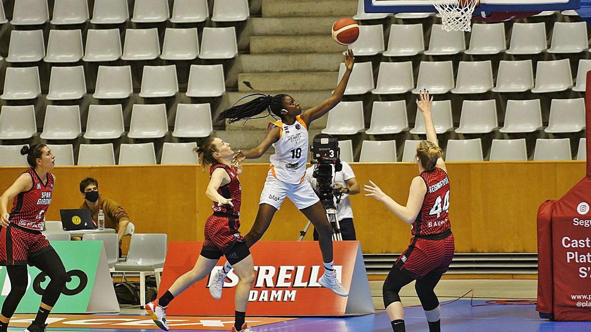 Binta Drammeh fent una entrada a cistella a Fontajau en l’Uni-Riga de l’Eurolliga. | MARC MARTÍ