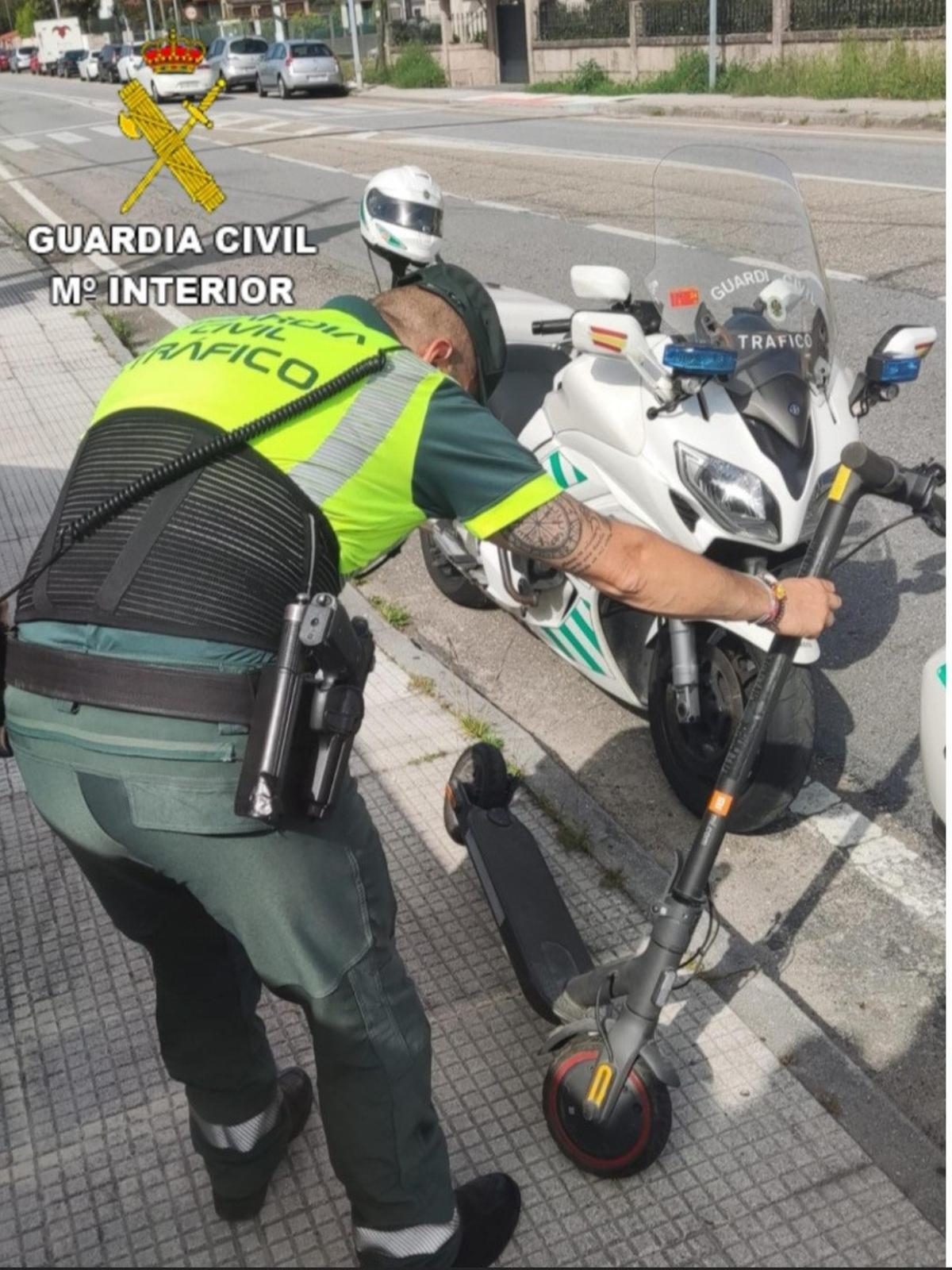 El patinete eléctrico que conducía un vecino de Porriño interceptado en Valladares.