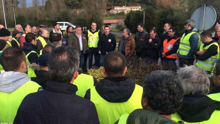 Javier Fernández Lanero, en el centro, se dirige a los trabajadores de Du Pont, ayer, en la portería del complejo industrial; junto a él, Pepe Álvarez.