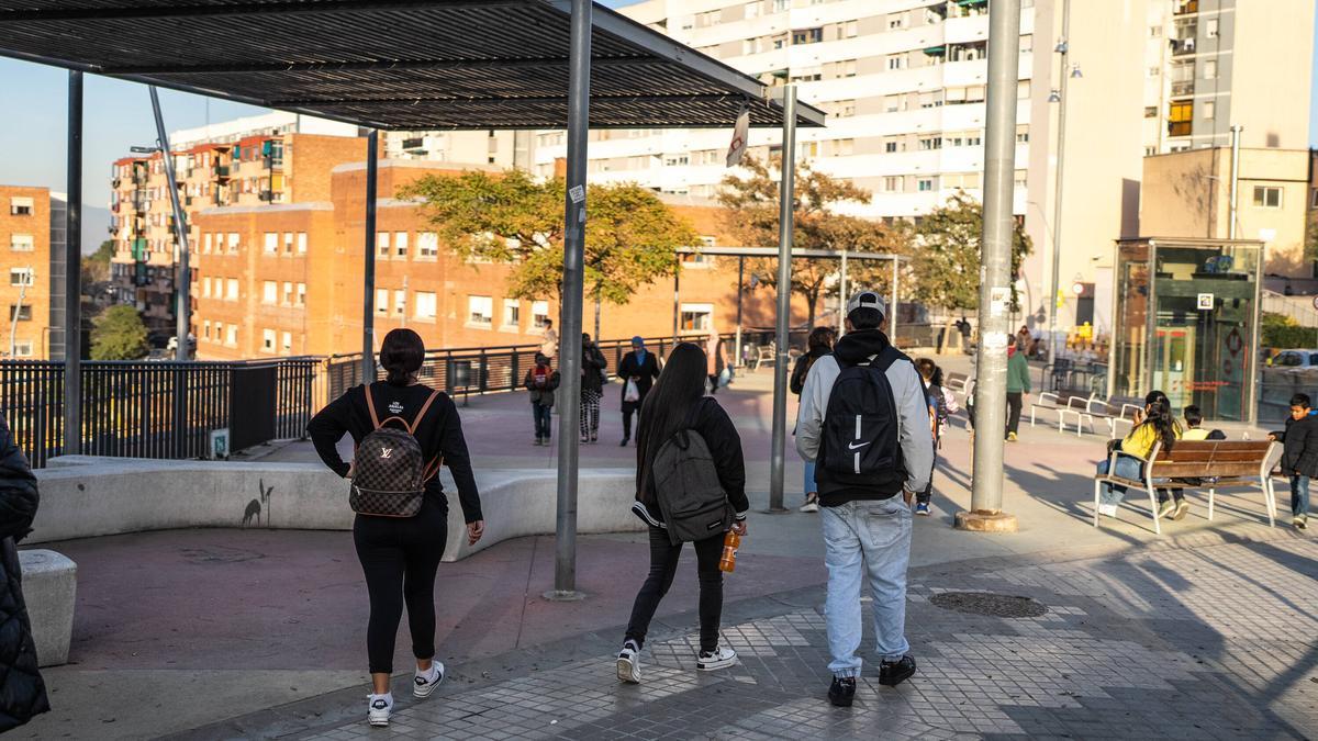 Alumnado saliendo de un centro escolar en Barcelona, este mes de enero.