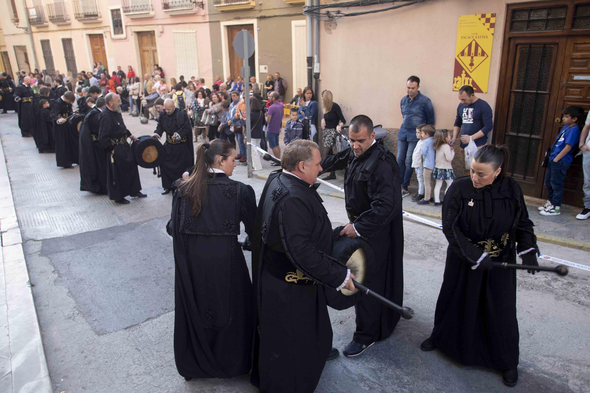 El tiempo acompaña en las procesiones del Viernes Santo en Xàtiva